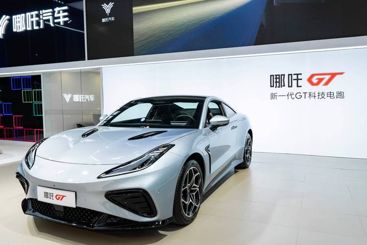 成都139哪吒汽车在智能汽车领域的表现，领途汽车在新能源汽车市场中的影响力